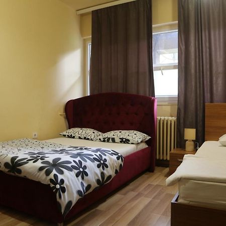 Moon Hostel Pristina Eksteriør billede