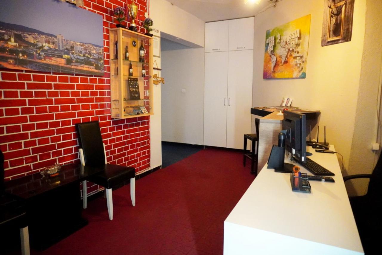 Moon Hostel Pristina Eksteriør billede