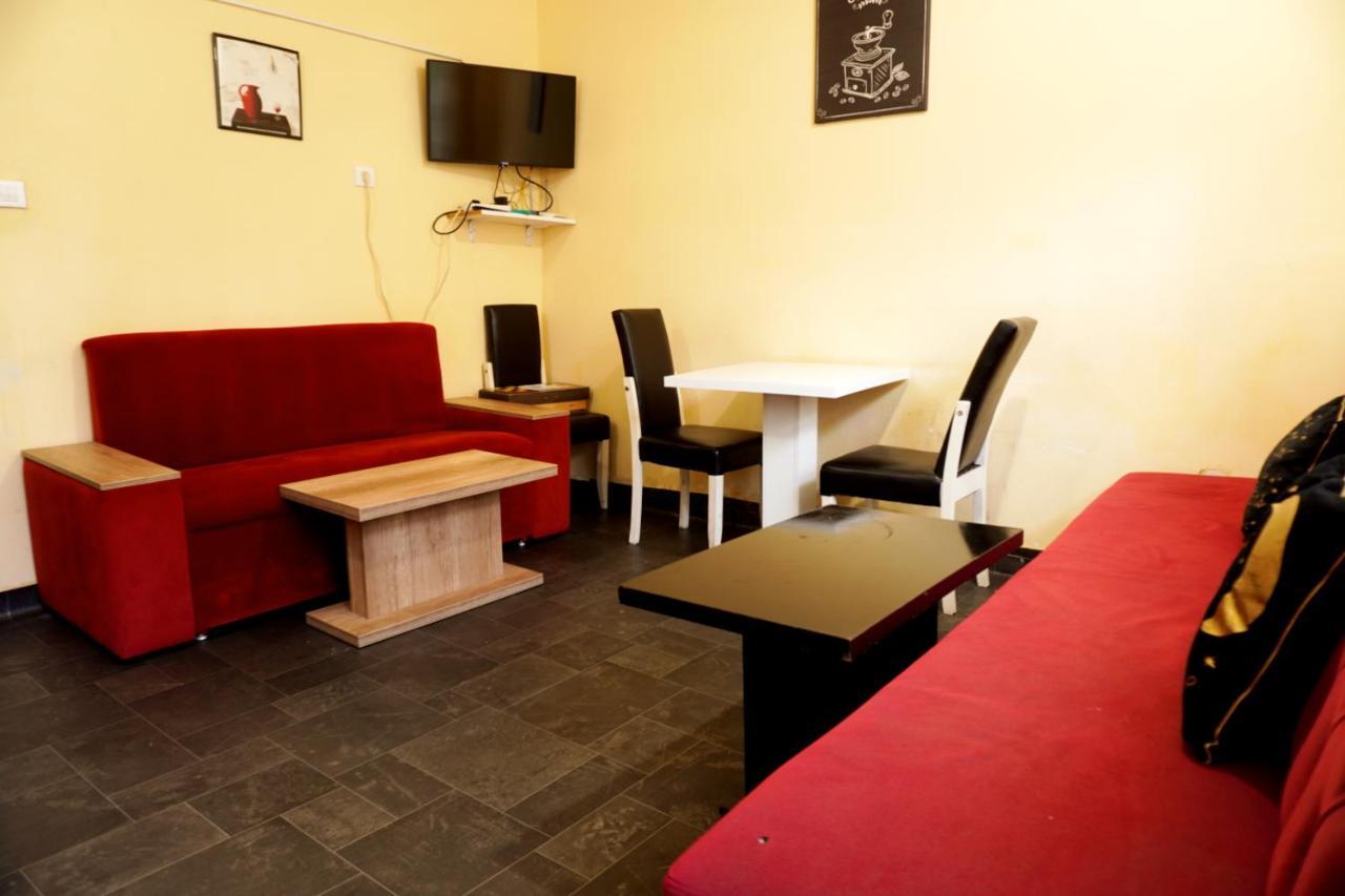 Moon Hostel Pristina Eksteriør billede