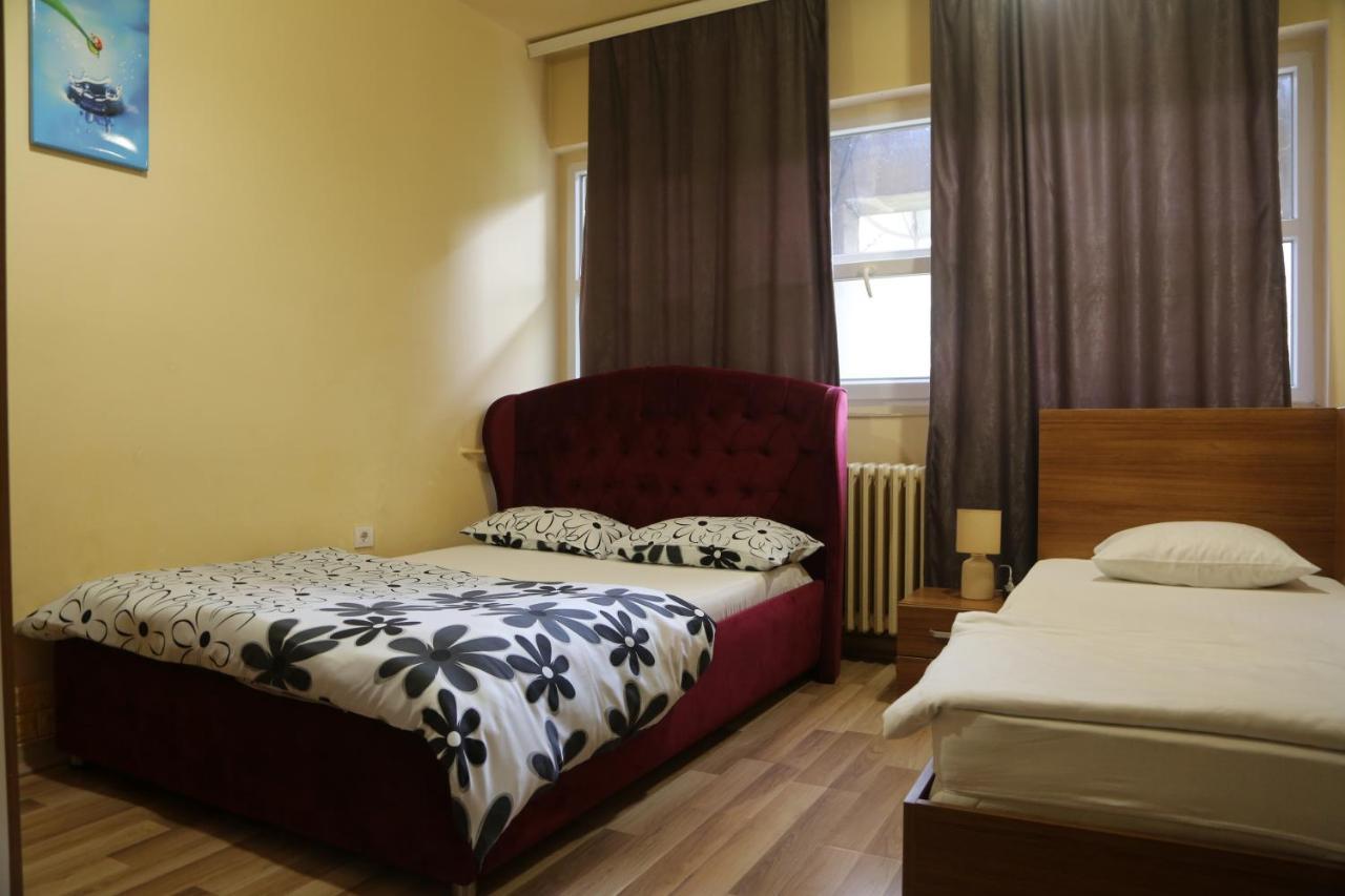 Moon Hostel Pristina Eksteriør billede