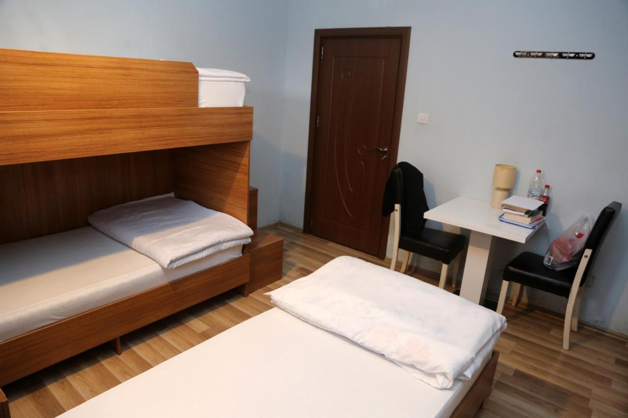 Moon Hostel Pristina Eksteriør billede
