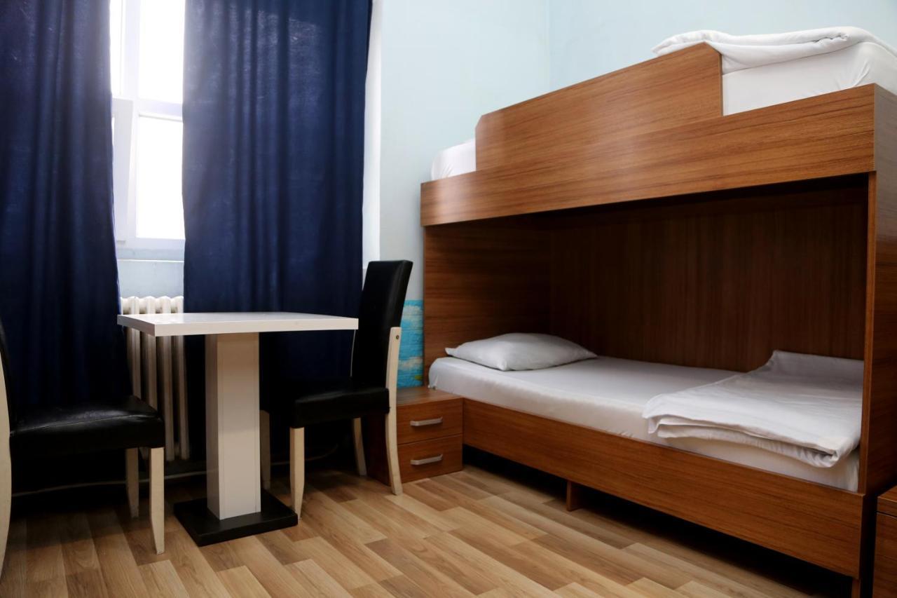 Moon Hostel Pristina Eksteriør billede