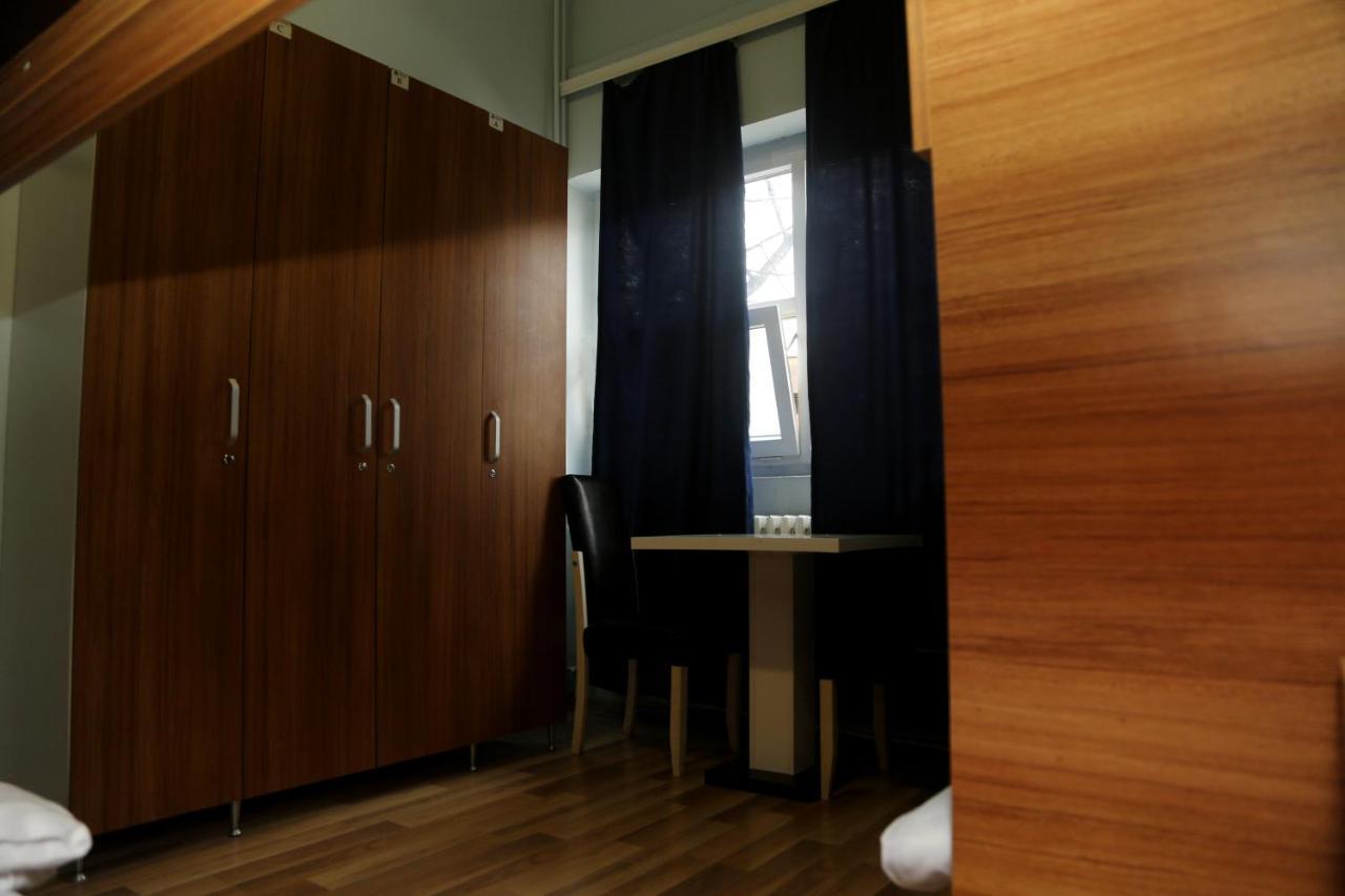 Moon Hostel Pristina Eksteriør billede