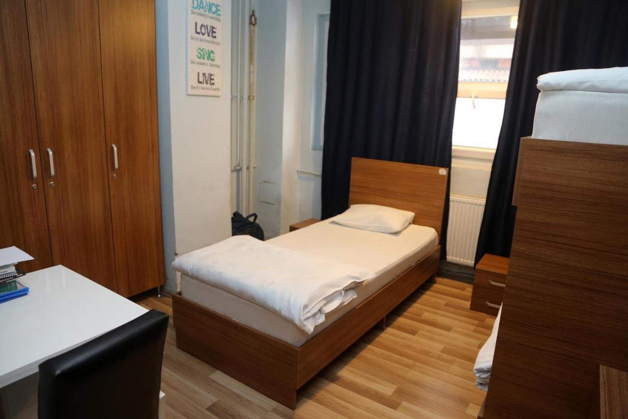 Moon Hostel Pristina Eksteriør billede