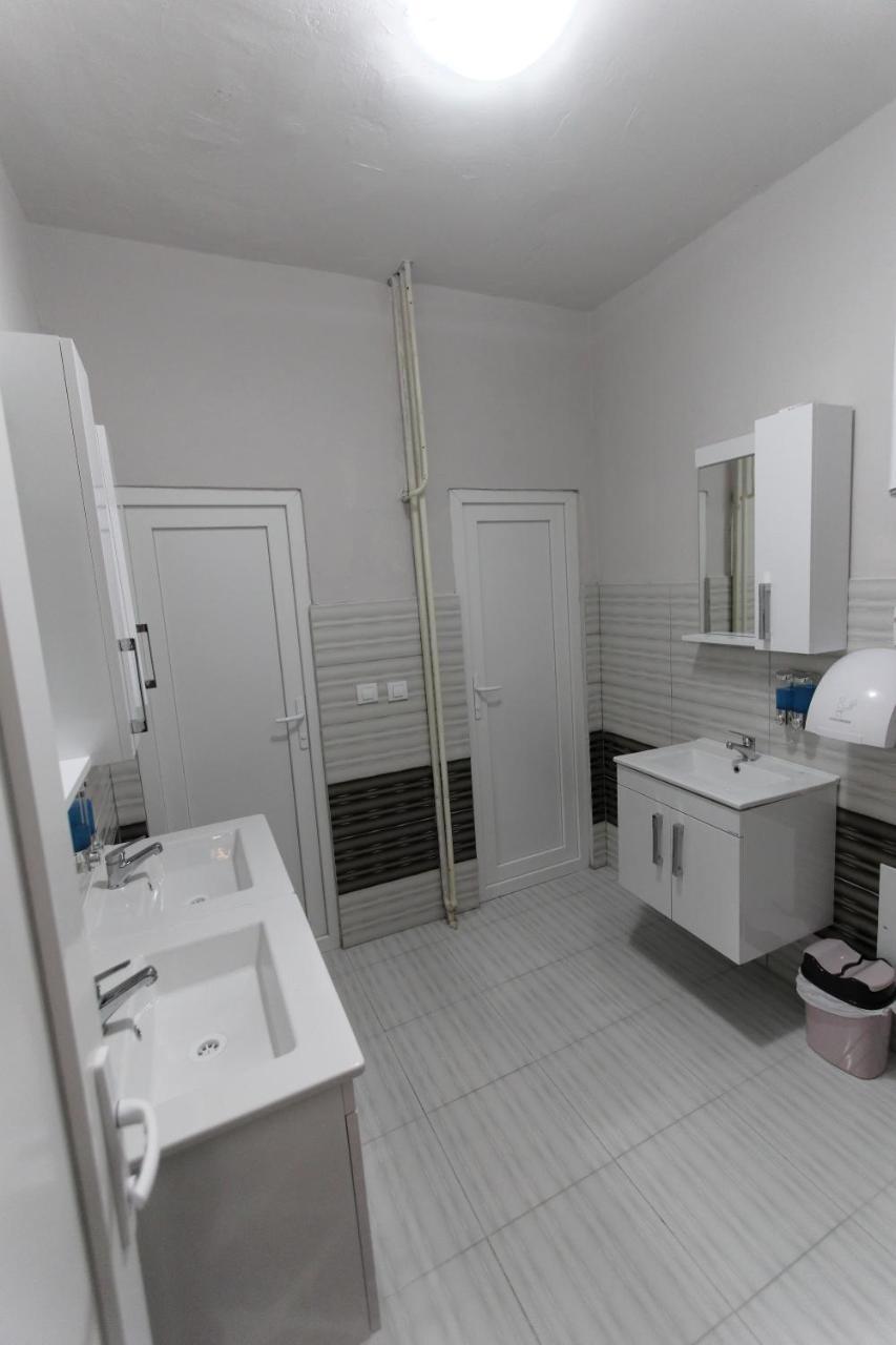 Moon Hostel Pristina Eksteriør billede