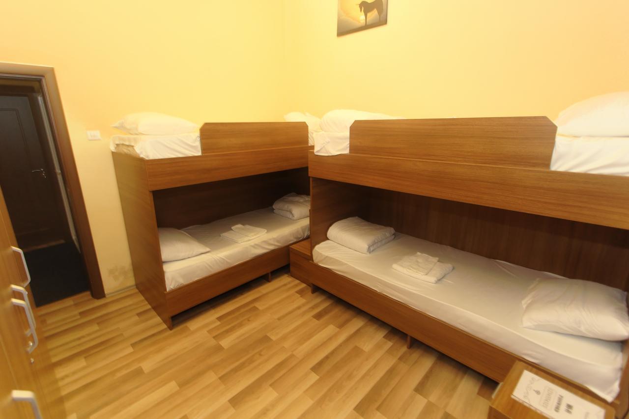 Moon Hostel Pristina Eksteriør billede