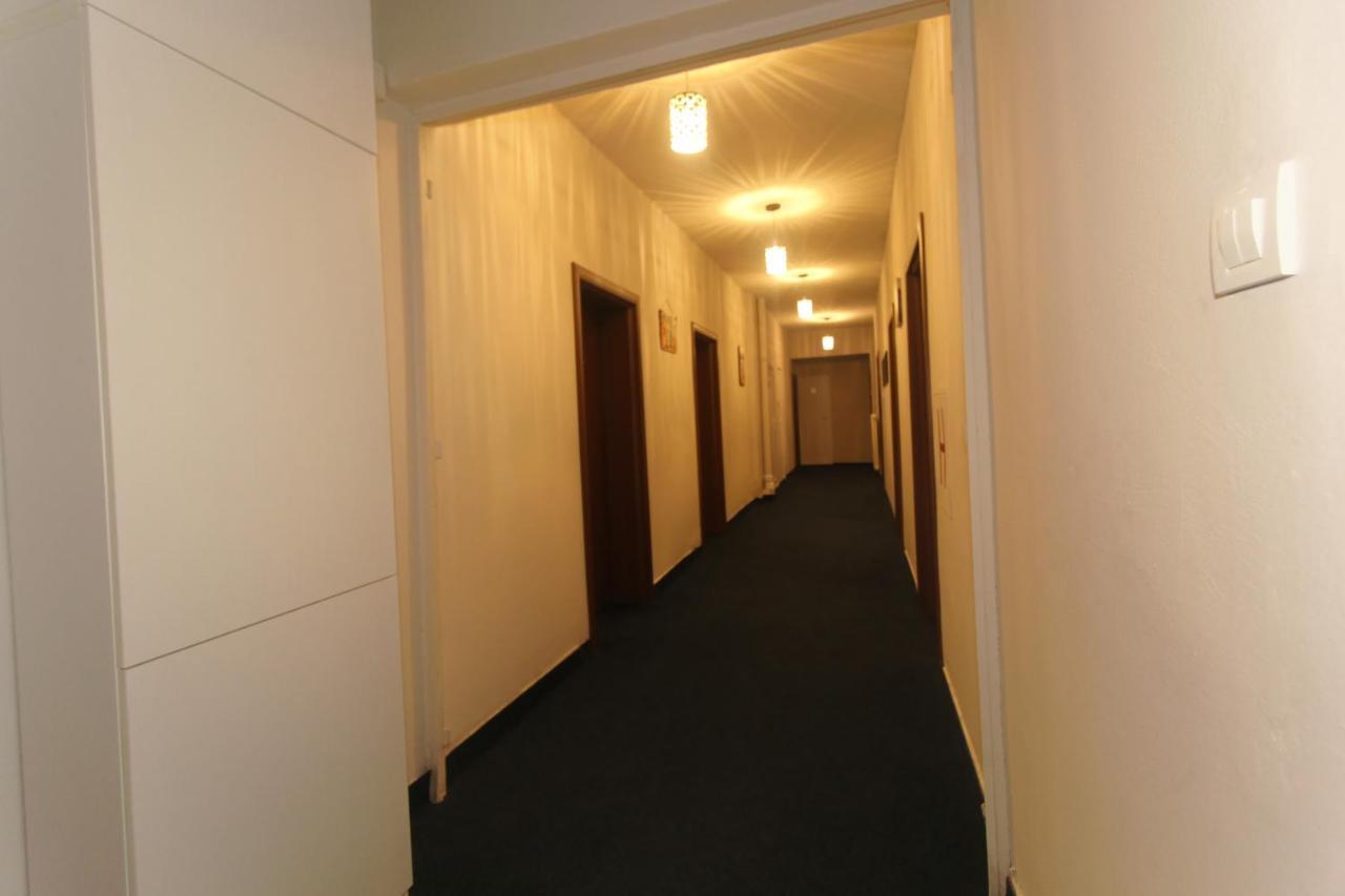 Moon Hostel Pristina Eksteriør billede
