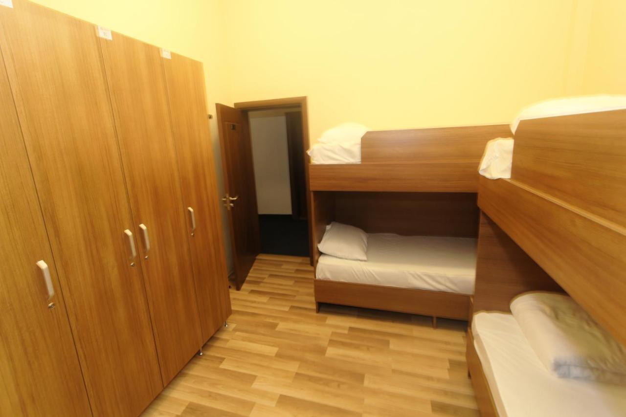 Moon Hostel Pristina Eksteriør billede