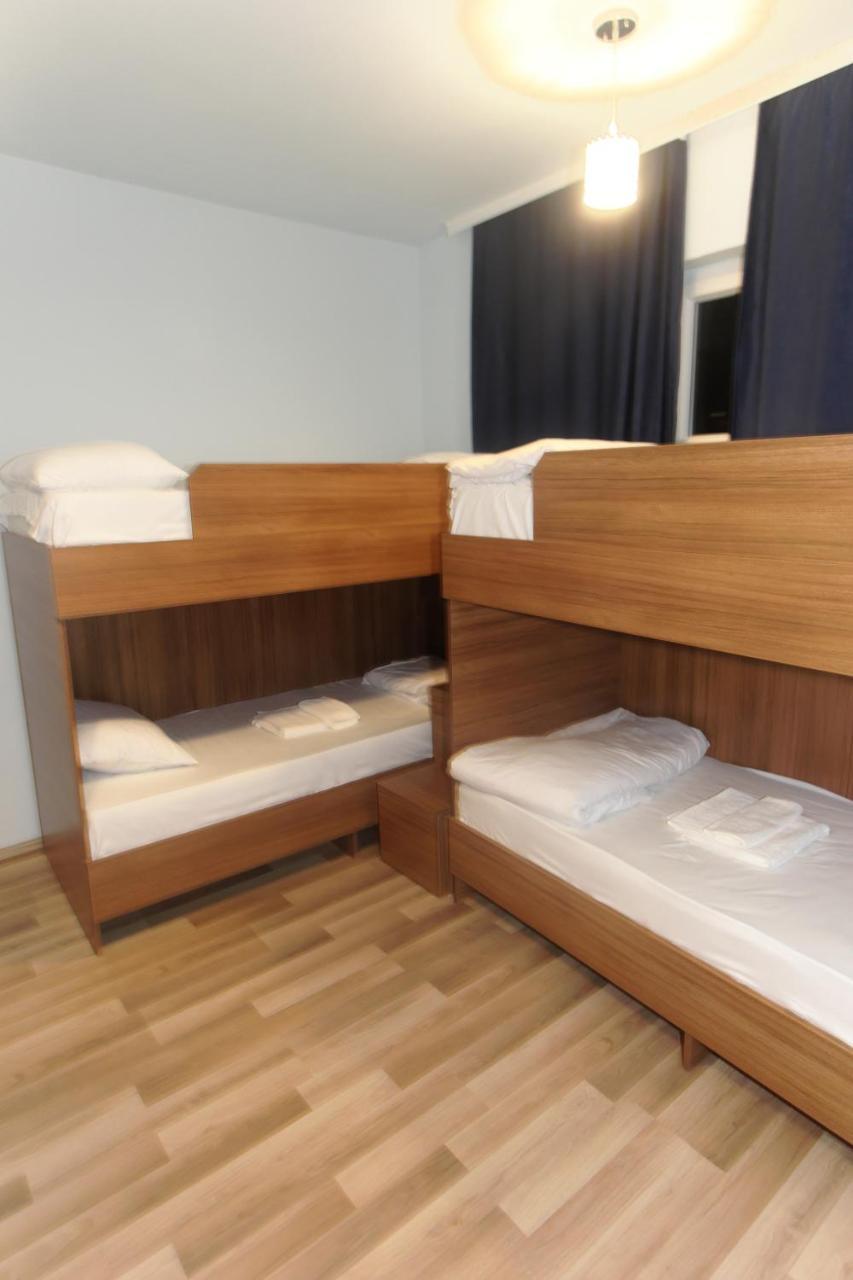 Moon Hostel Pristina Eksteriør billede