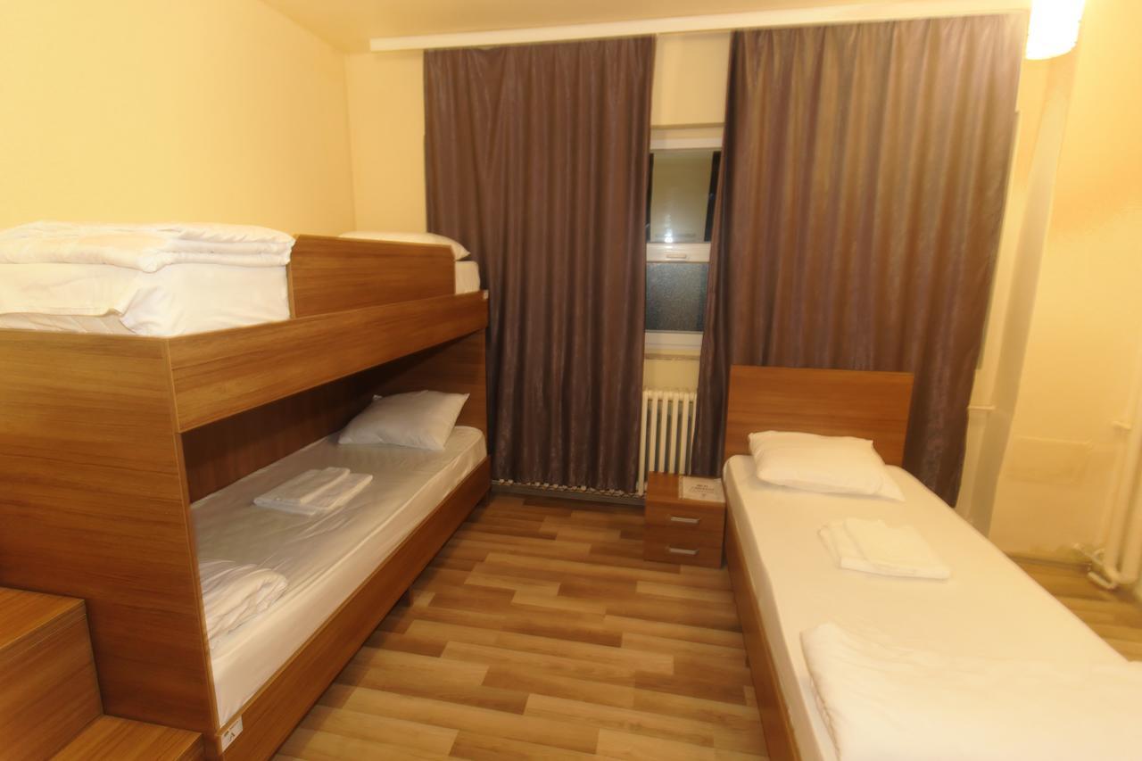 Moon Hostel Pristina Eksteriør billede